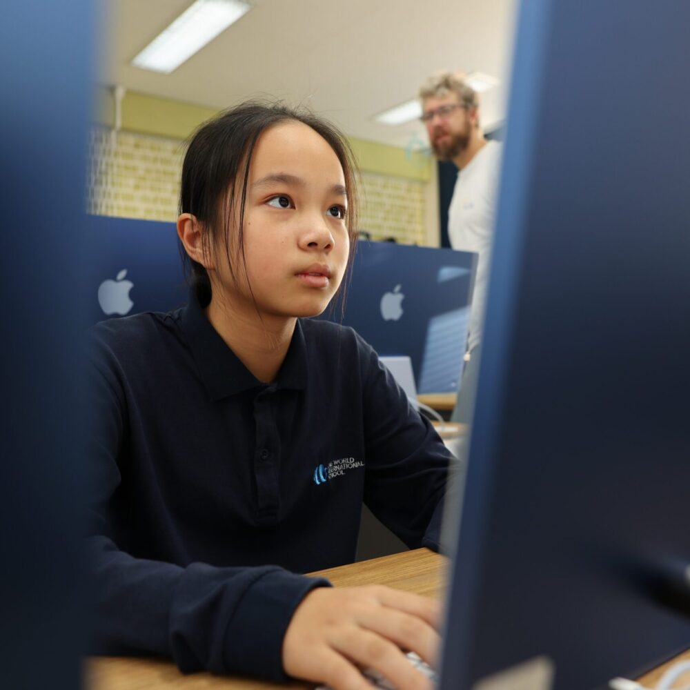 OWIS Osaka Student uses an Apple PC in the computer lab to learn digital literacy in IT class